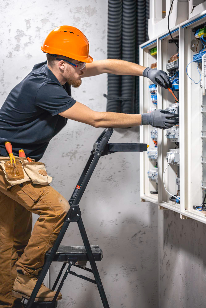 Électricien en rénovation sur une installation électrique ancienne